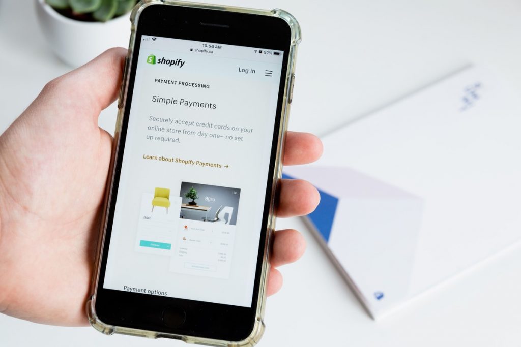 person looking on a Shopify site at Shopify simple payments